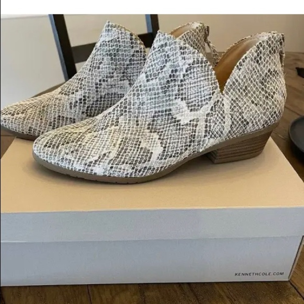 Kennethcole reaction brand  new 7.5 med  snake skin print  zipper on back